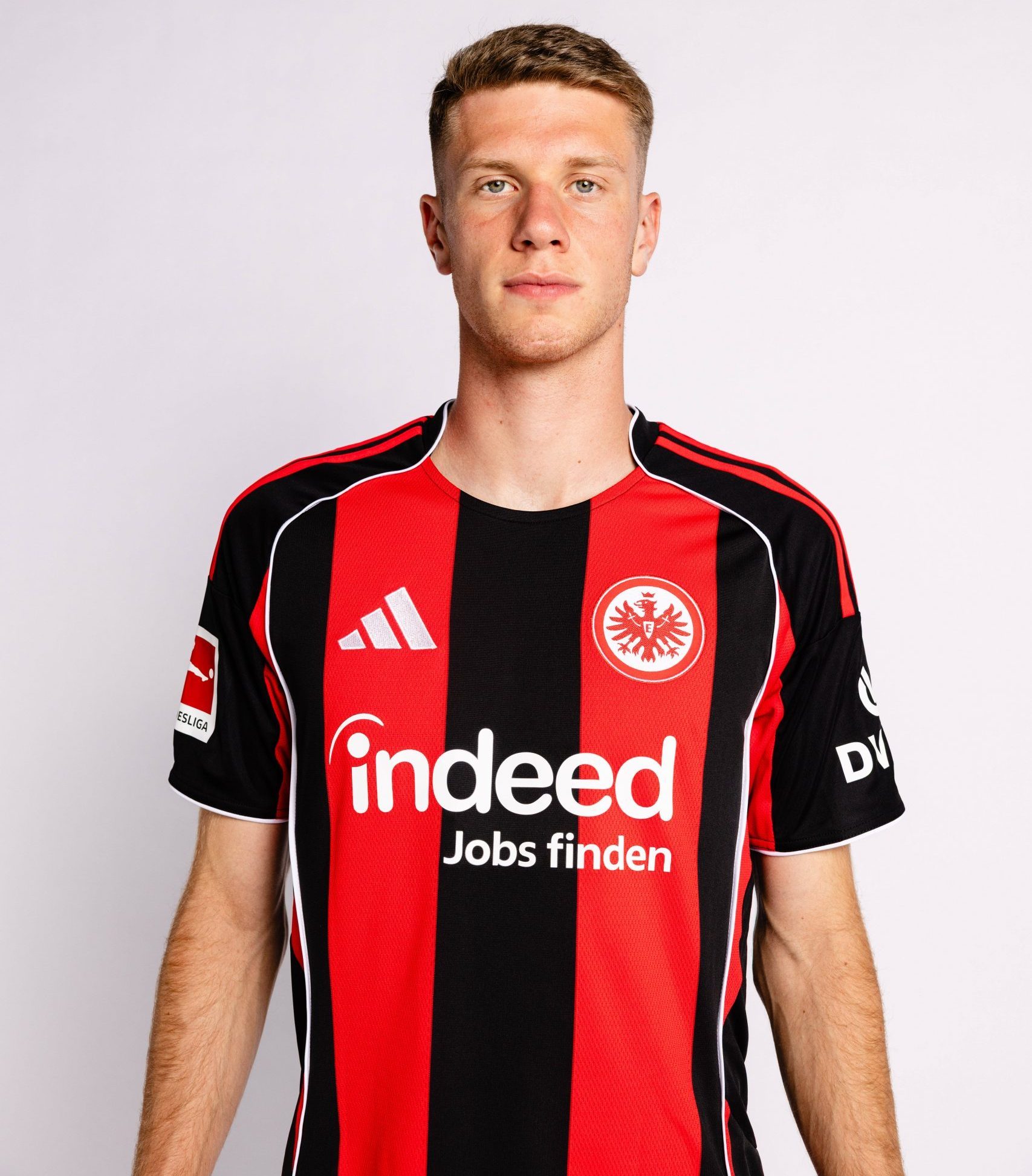 Elias Baum - Eintracht Frankfurt Porträttermin 2025 2026 1. BL Bundesliga Fußball Porträttermin, Headshot, Porträt, Vorstellung, Präsentation, Pressetermin 2025 2026 Studio Shootion Studioshooting *** Elias Baum Eintracht Frankfurt portrait appointment 2025 2026 1 BL Bundesliga soccer portrait appointment, headshot, portrait, introduction, presentation, press appointment 2025 2026 Studio Shootion Studioshooting