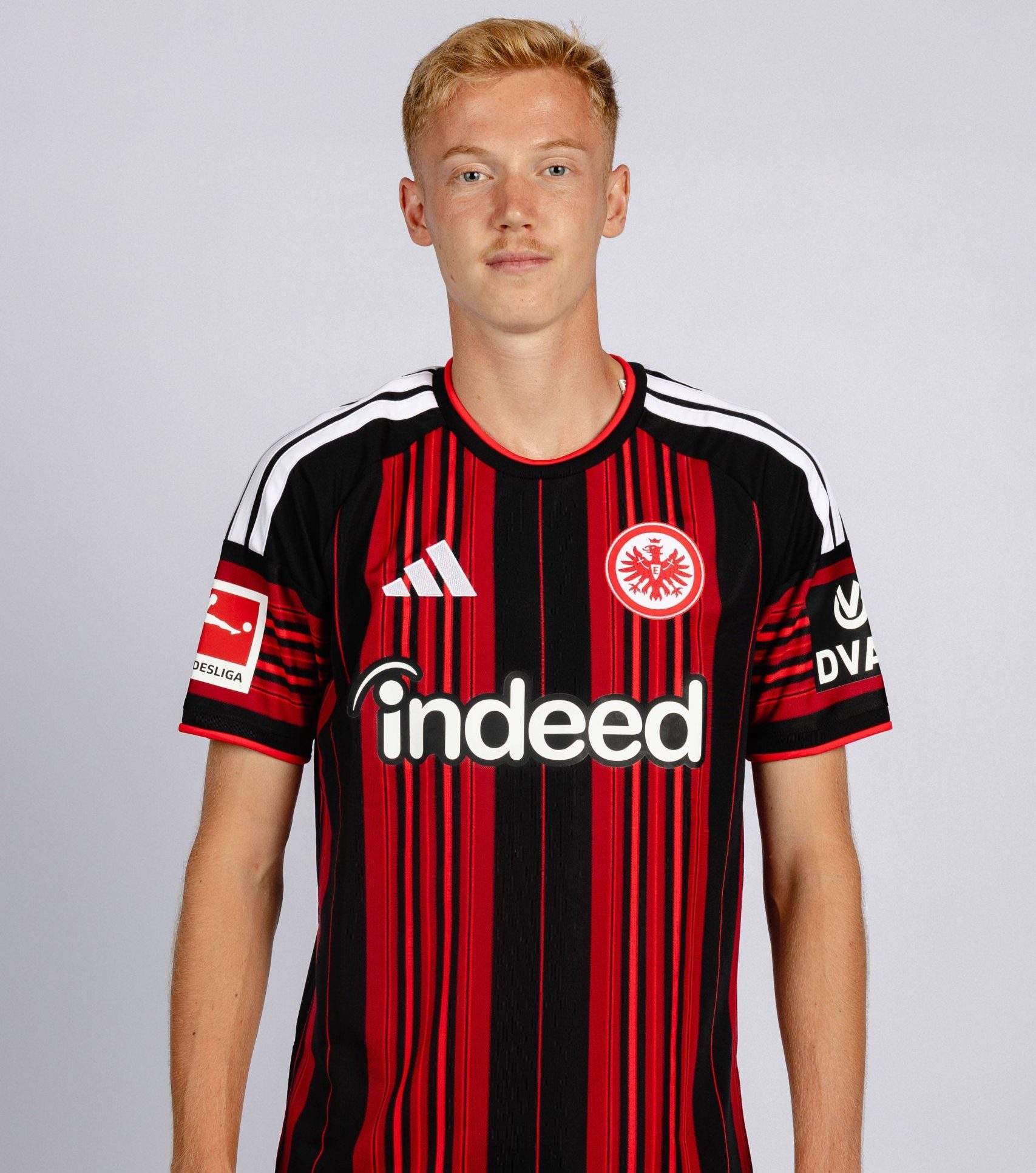 Hugo Larsson Eintracht Frankfurt - Eintracht Frankfurt Porträttermin 2026 2027 Eintracht Frankfurt Porträttermin 2026 2027 SGE *** Hugo Larsson Eintracht Frankfurt Eintracht Frankfurt Photo Shoot 2026 2027 Eintracht Frankfurt Photo Shoot 2026 2027 SGE