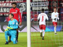 Eintracht-Ersatztorwart Heinz Lindner musste bei seinem Bundesliga-Debüt dreimal den Ball aus dem eigenen Netz fischen. Bild: Imago/Picture Point LE
