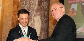 Niko Kovac (li.) bekommt den Fair-Play-Preis von Dr. Michael Vesper (DOSB) überreicht (Foto: imago/Hartenfelser)