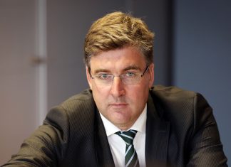 Eintracht-Vorstandsmitglied Axel Hellmann zeigte sich bestürzt aufgrund des Anschlags auf die Mannschaft des BVB.