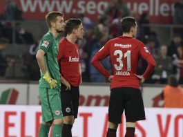 Die Eintracht steht auch nach dem Spiel gegen den 1.FC Köln wieder mit leeren Händen da und verzweifelt an sich selbst. (Bild: imago/Horstmüller)